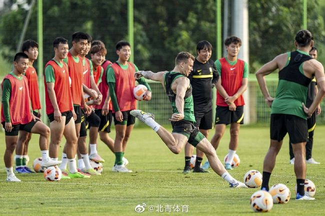 据The Athletic报道，2022年夏天，滕哈赫原本力主引进德容，但当时高层告知他没有足够转会预算，最后匆匆签下卡塞米罗。